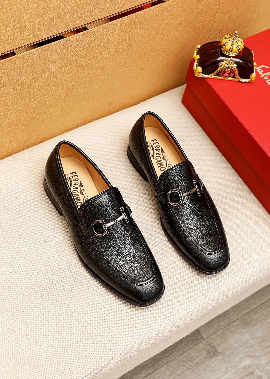 Men's shoes 💰480 💐 Product trademark: Ferragamo "Ferragamo" casual leather shoes Regular size: 38-44 (45🉑️customized) Product materials: Selected imported first-layer pebbled cowhide leather upper + luxury hardware buckle, imported water-dyed cow leather lining. Strong three-dimensional visual effect, original rubber outsole Color: 3⃣️seed leather materials available